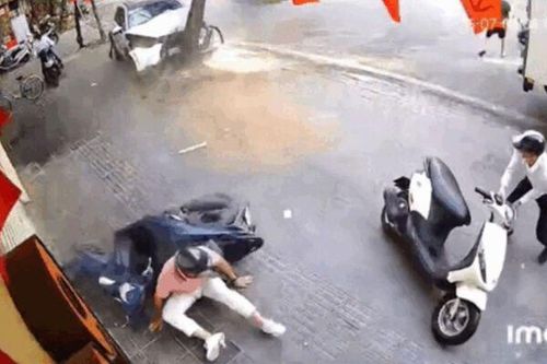 Clip ô tô do người phụ nữ cầm lái lao như tên bắn vào người đi đường ở Hà Nội, 2 thanh niên thoát chết nhờ cây xanh