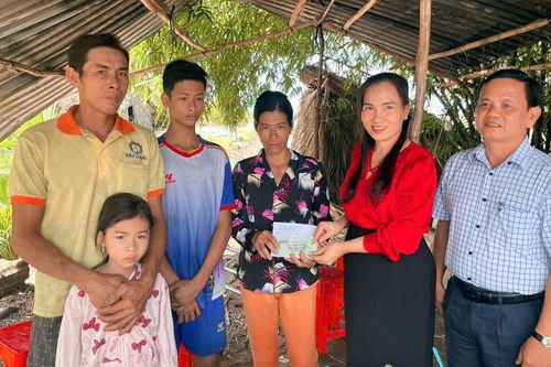 Hội Chữ thập đỏ tỉnh An Giang trao hỗ trợ cho hộ dân bị cháy nhà