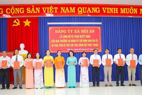 Đảng ủy xã Hội An công bố và trao quyết định thành lập 47 chi, đảng bộ trực thuộc