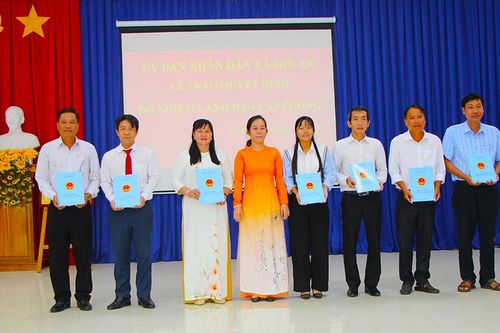 UBND xã Hội An công bố và trao quyết định công tác cán bộ