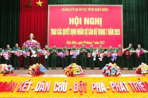 Trao quyết định công tác cán bộ năm 2025