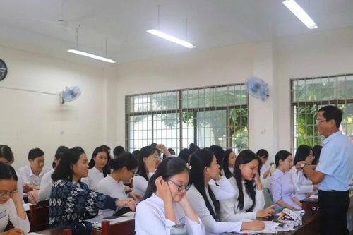 Tiếp nhận học sinh từ Trường THPT chuyên Hùng Vương về học tập tại Trường THPT chuyên Lê Quý Đôn