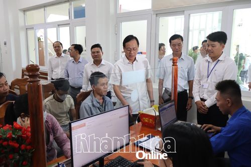 Tạo thuận lợi cho người dân vùng xa làm thủ tục hành chính