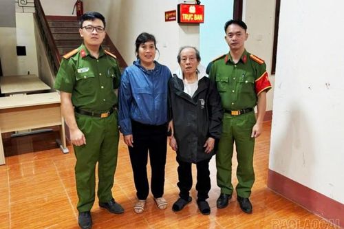 Công an phường Sa Pa giúp đỡ cụ ông 80 tuổi bị lạc khi đi du lịch cùng gia đình