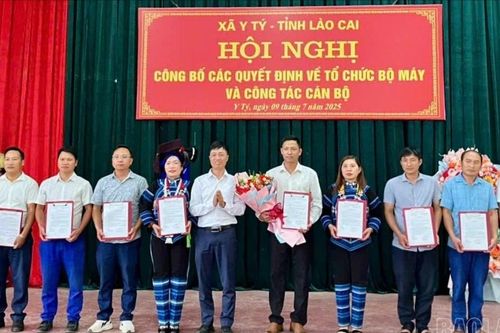Đảng ủy xã Y Tý công bố quyết định về tổ chức bộ máy và công tác cán bộ