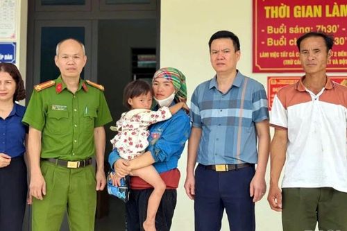 Công an xã Nậm Xé giúp bé gái 4 tuổi đi lạc về với gia đình