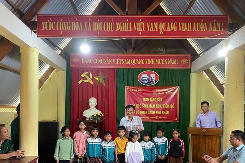 Trao tặng sữa cho trẻ em có hoàn cảnh khó khăn xã Tuy Đức