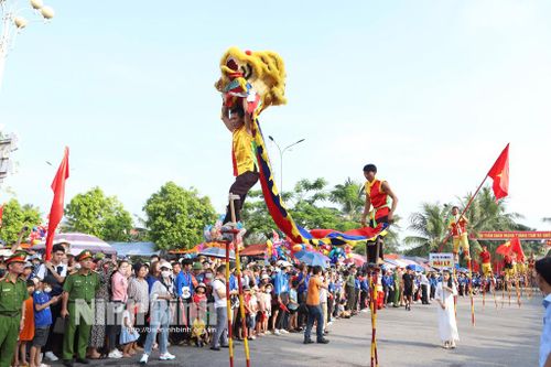 Để lễ hội truyền thống trở về đúng giá trị thực