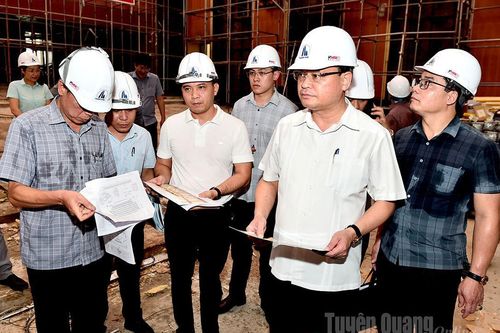 Phó Chủ tịch UBND tỉnh Nguyễn Mạnh Tuấn kiểm tra tiến độ cải tạo Trung tâm Hội nghị tỉnh