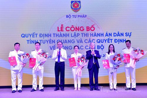 Thi hành án dân sự tỉnh Tuyên Quang công bố quyết định thành lập và quyết định về công tác cán bộ