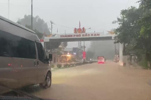 Mưa lớn gây ngập úng cục bộ một số tuyến đường tại phường Bắc Kạn, Đức Xuân