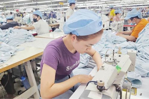 Siết chặt kiểm tra cơm ca công nhân
