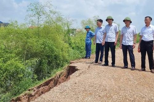 Bắc Ninh khẩn trương đắp đê chống lũ sau sự cố lở đê sông Thương