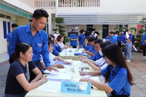 Lao động trẻ, phổ thông đối mặt thách thức trong tuyển dụng
