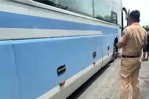Bị tước bằng, tài xế vẫn lái xe chở khách trên cao tốc