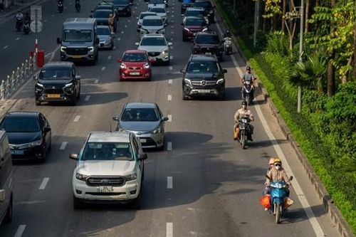 Đường Võ Chí Công ngày đầu phân làn: Xe máy, ba gác chen lấn vào làn ô tô, nhiều điểm ùn tắc