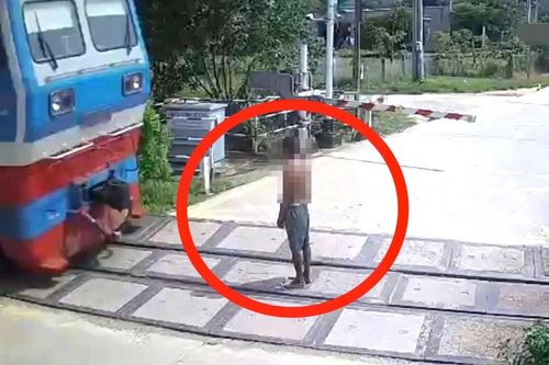 Người đàn ông đứng giữa đường sắt bị tàu tông tử vong