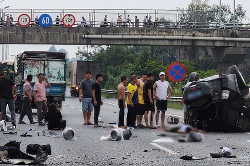 Ô tô 7 chỗ lật ngửa biến dạng, nhiều nạn nhân văng ra ngoài nằm giữa cao tốc sau cú tông kinh hoàng