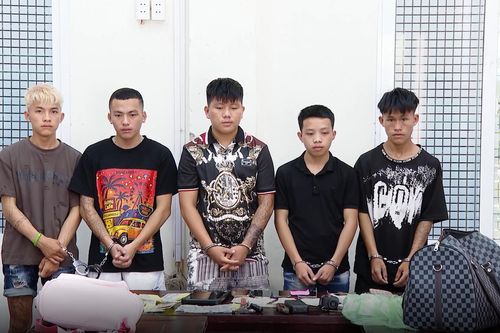 Bắt giữ nhóm thanh niên đập vỡ kính hàng loạt ô tô trộm cắp tài sản ở Bắc Ninh