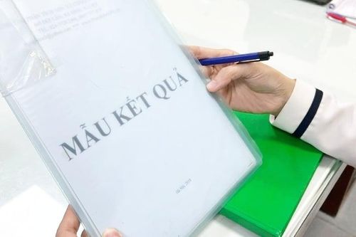 Nghe lời vợ ra ngoài 'kiếm' con trai, người đàn ông đánh mất tất cả