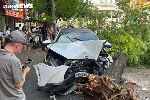 Giám đốc Công an Hà Nội chỉ đạo điều tra vụ ô tô tông loạt xe máy