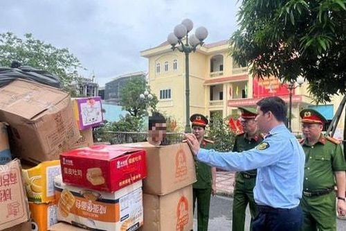 Hà Nội: Hộ kinh doanh tại La Phù tự nguyện giao nộp 25 tấn bánh kẹo, thực phẩm