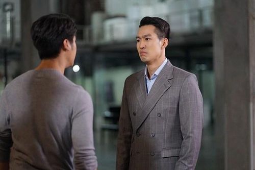 Gặp người đàn ông đang theo đuổi vợ cũ ở bối cảnh không ngờ, tôi xấu hổ ê chề thì anh ta ghé tai: 'Lưu số tôi đi, có quà cho anh đấy'
