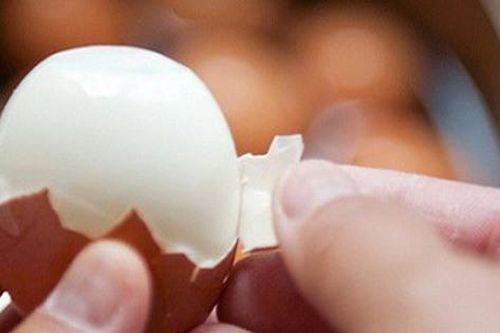 Mẹo luộc trứng để dễ bóc vỏ, lòng đỏ không bị xám