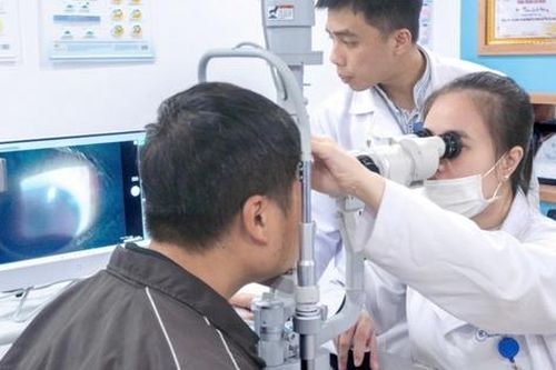 Nam thanh niên bị mảnh vỡ bóng đèn văng vào mắt nhập viện cấp cứu