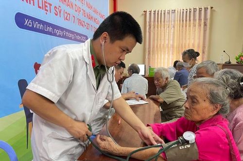 Khám, cấp thuốc miễn phí và tặng quà cho hàng trăm Mẹ Việt Nam Anh hùng, thương bệnh binh