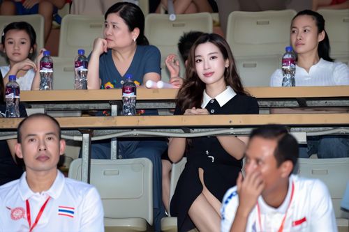 Hoa hậu Đỗ Mỹ Linh xuất hiện rạng rỡ tại SVĐ Hàng Đẫy