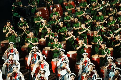 Gần 600 học viên cảnh sát đồng diễn trống hội tại sân Hàng Đẫy