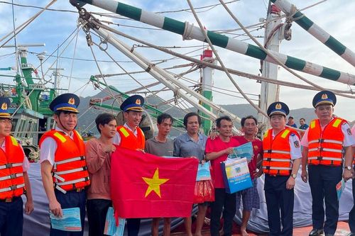 Cảnh sát biển dọn vệ sinh hơn 170 km bờ biển, thu gom gần 20 tấn rác thải