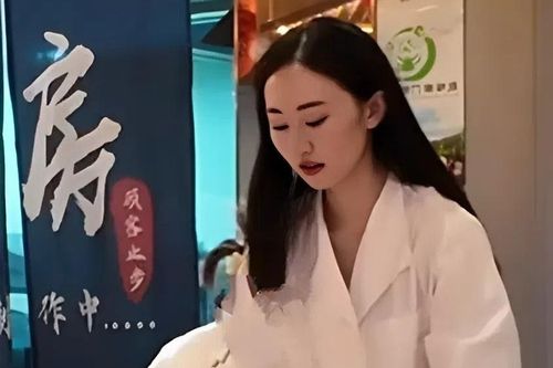 Nữ diễn viên làm bồi bàn kiếm sống