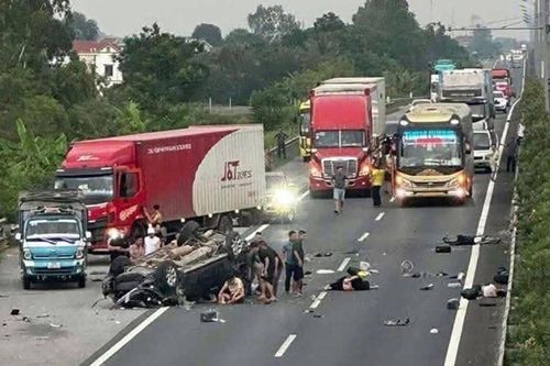 Xe 7 chỗ bất ngờ mất lái, lật ngửa trên cao tốc Cầu Giẽ - Ninh Bình