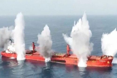Houthi dội tên lửa, tàu hàng thứ hai chìm giữa Biển Đỏ
