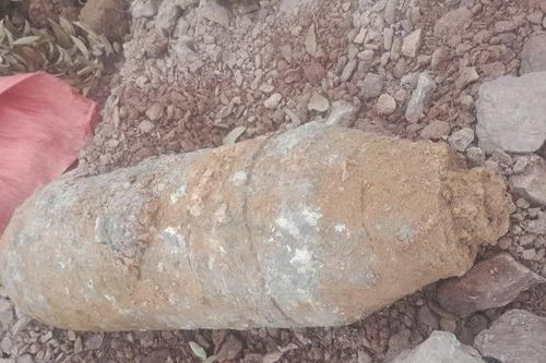 Bắc Ninh di dời bom 100kg còn nguyên ngòi nổ trong vườn nhà dân