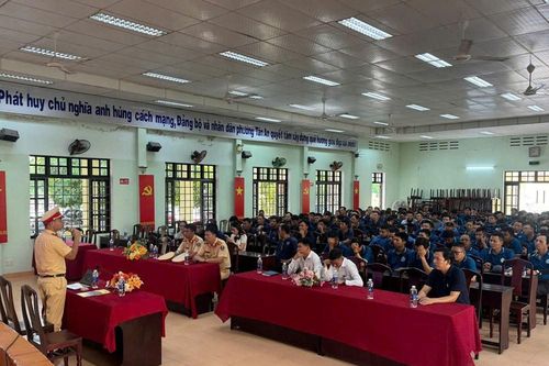 Tuyên truyền an toàn giao thông cho tài xế xe điện phục vụ du lịch ở Hội An