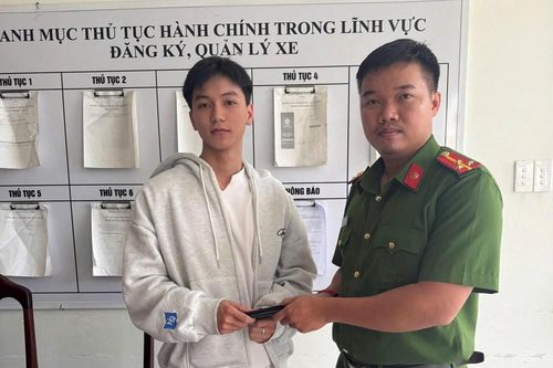 Hai công dân nhặt được của rơi, mang đến công an trả lại cho người đánh rơi