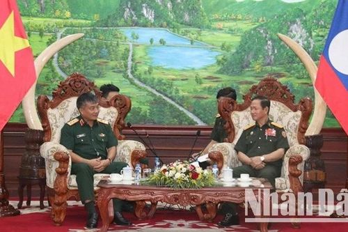 Thứ trưởng Quốc phòng Nguyễn Văn Hiền chào xã giao Bộ trưởng Quốc phòng Lào