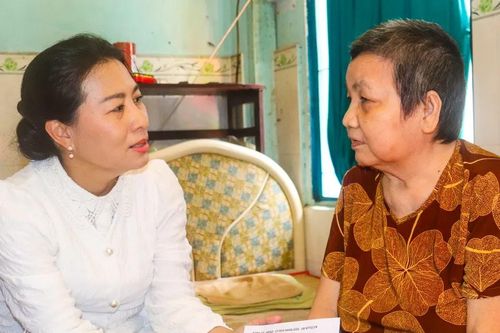 Lãnh đạo phường Tân Hòa thăm, tặng quà các gia đình khó khăn