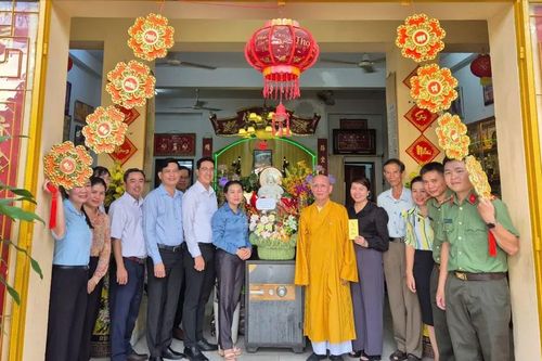Lãnh đạo phường Tân Hòa thăm hỏi các cơ sở tôn giáo tại địa phương