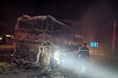 Xe khách giường nằm bốc cháy dữ dội ở Lâm Đồng