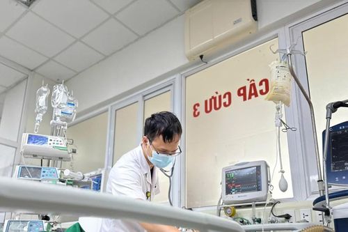 Cụ ông nhiễm khuẩn huyết, viêm màng não sau tiêm đau cổ