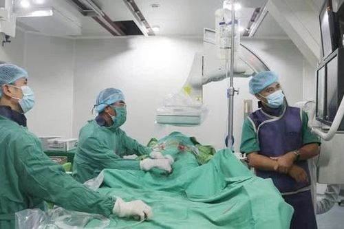 Loại bỏ túi phình động mạch chủ chậu dọa vỡ đe dọa tính mạng