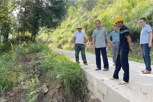 Di dời khẩn cấp 3 hộ dân nằm trong vùng sạt lở ở Tuyên Quang