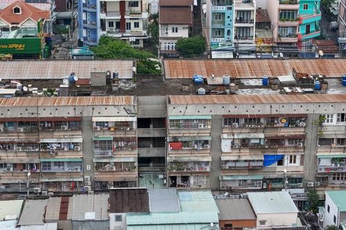 'Chuồng cọp' giăng tầng, khung sắt cố định 'bóp nghẹt' lối thoát ở chung cư TPHCM
