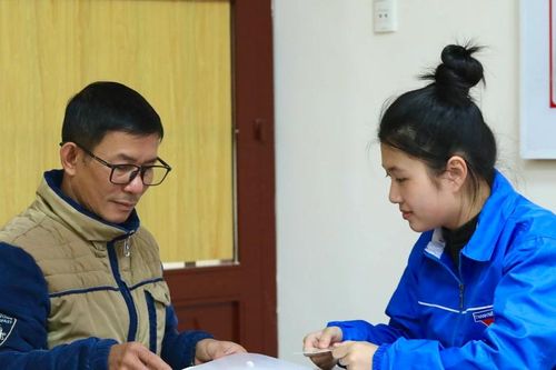 'Áo xanh' hỗ trợ chính quyền 2 cấp ở Lang Biang - Đà Lạt: 'Một ngày giúp trăm người vẫn thấy vui'