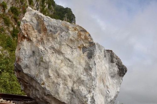 Hai cháu bé bị đá trên đồi rơi trúng người thương vong