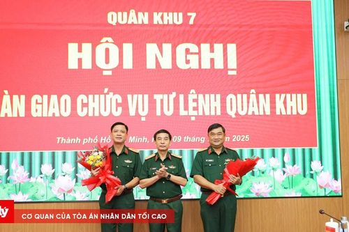 Trung tướng Nguyễn Trường Thắng bàn giao chức vụ Tư lệnh Quân khu 7